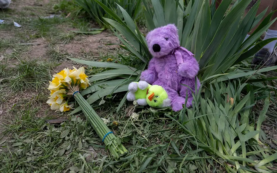 Gedenken nach dem Angriff in Kiew | UNICEF/Filippov Ukraine: Blumen und Kuscheltiere am Ort des Angriffs