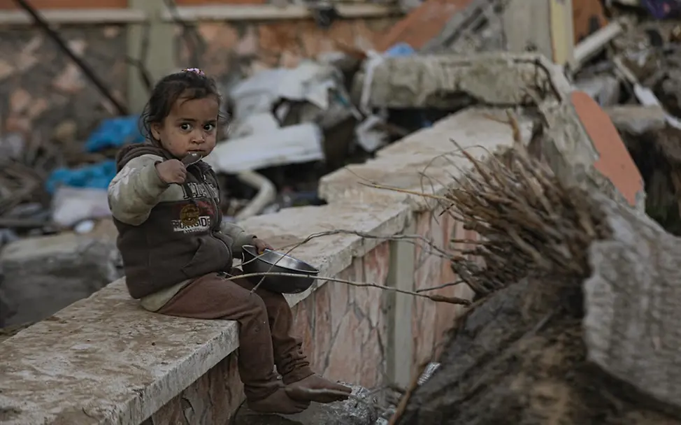 Ein Kleinkind in Gaza-Stadt isst aus einer Schüssel eine Mahlzeit | © UNICEF/Nateel Hunger in der Welt: Die Ernährungslage in Gaza ist eine Katastrophe. Nahrungsmittel wie Getreide sind extrem knapp.