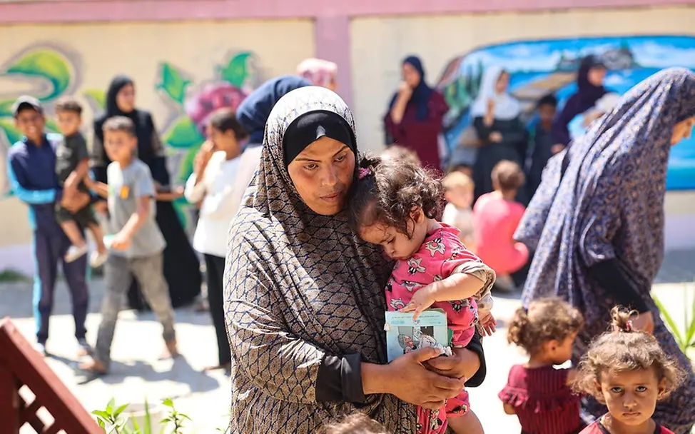 Mutter und Tochter warten auf eine Untersuchung in einer von UNICEF unterstützten Klinik | © UNICEF/El Baba Mutter und Tochter warten auf eine Untersuchung in einer von UNICEF unterstützten Klinik