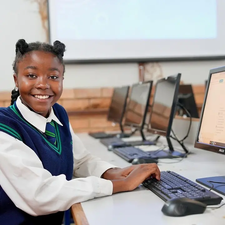 Ein Mädchen in Südafrika im Computerraum ihrer Schule | © UNICEF/UNI772479/ Mädchenbildung Südafrika: Ein Mädchen sitzt im Computerraum ihrer weiterführenden Schule in der Provinz Gauteng