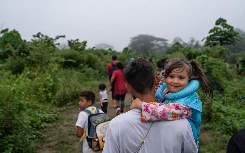 Anissa (4) und ihr Vater unterwegs auf einer der gefährlichsten Migrationsrouten der Welt. | © UNICEF/Haro Ein kleines Mädchen und ihr Vater unterwegs auf einer der gefährlichsten Migrationsrouten der Welt.