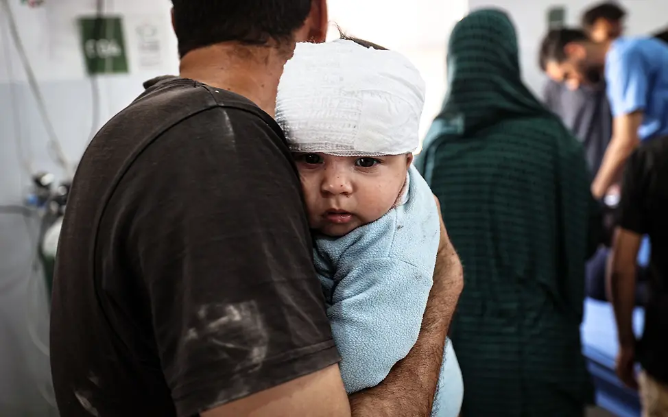 Ein im Gazastreifen bei einem Luftangriff verletztes Baby | © UNICEF/El Baba Gaza spenden: Viele palästinensische Kinder wurden seit Kriegsbeginn getötet und verletzt. Viele leiden Hunger.