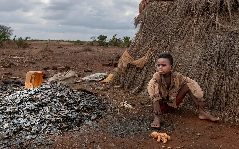 Der 8-jährige Tsifeheza arbeitet in der Glimmermine. | © UNICEF/Andrianantenaina Der 8-jährige Tsifeheza arbeitet zusammen mit seinen Eltern in der Glimmermine.