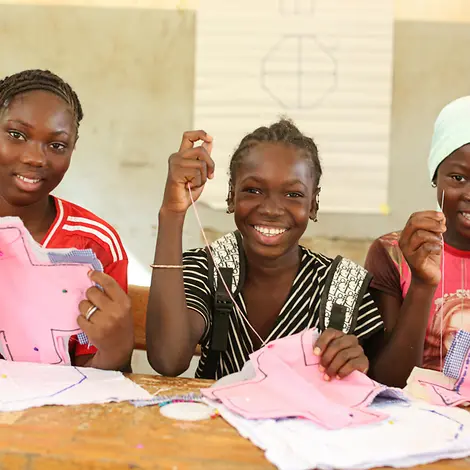 Mädchen lernen in Mali, wie sie Damenbinden herstellen können. 
