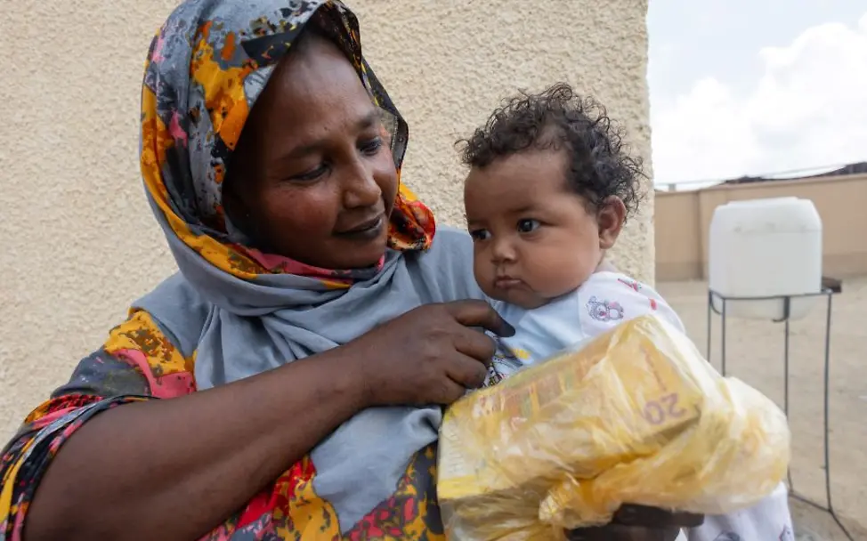 Sudan: Mutter hält ihr Kind 