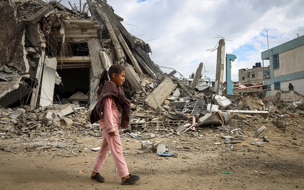 Sama (10) läuft durch die Trümmer ihres zerstörten Viertels in Chan Younis. | © UNICEF/UNI820851/ Sama (10) läuft durch die Trümmer ihres zerstörten Viertels in Chan Younis.