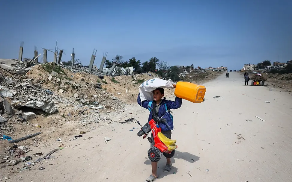 Ein Junge trägt einen Kanister für Trinkwasser | © UNICEF/UNI820849/ Ein Junge trägt einen Kanister für Trinkwasser