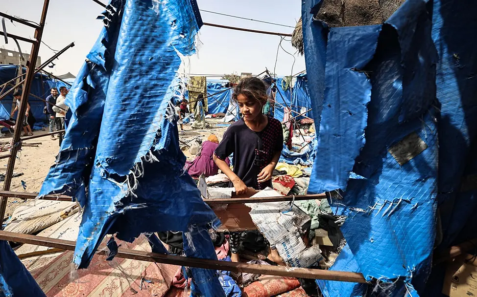 Rida (10) überprüft ihr kaputtes Zelt. | © UNICEF/El Baba Die zehnjährige Rida überprüft ihr kaputtes Zelt
