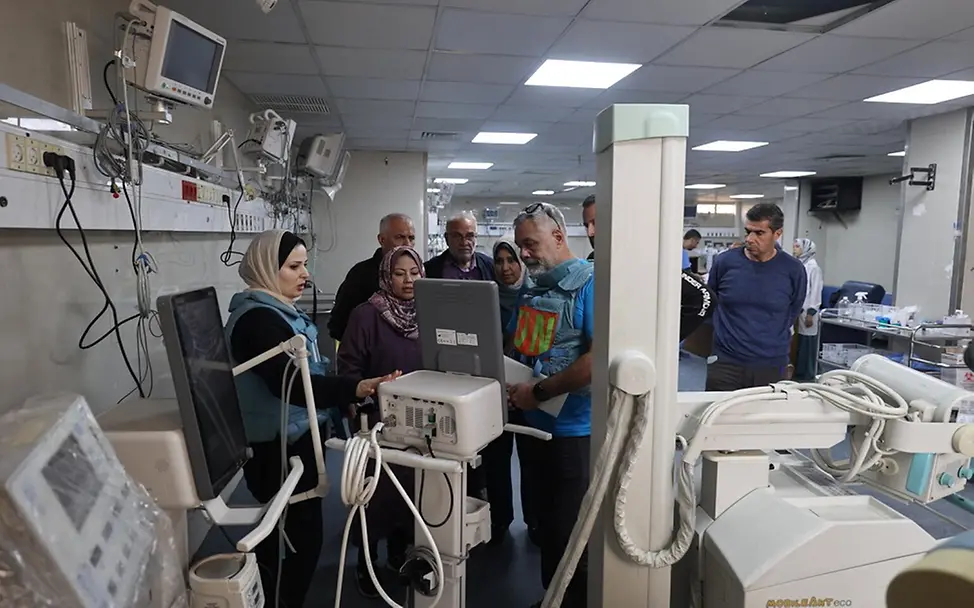 UNICEF beliefert Krankenhäuser mit medizinischen Hilfsgütern | © UNICEF/El Baba Mitarbeiter von UNICEF und einem Krankenhaus stehen vor medizinischen Geräten im Krankenhaus.