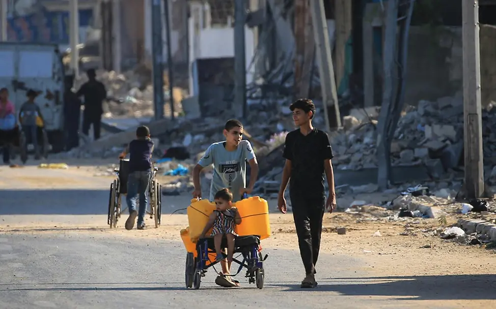 Kinder auf dem Weg zu einem Wassertank | © UNICEF/UNI820793/ Kinder auf dem Weg zu einem Wassertank