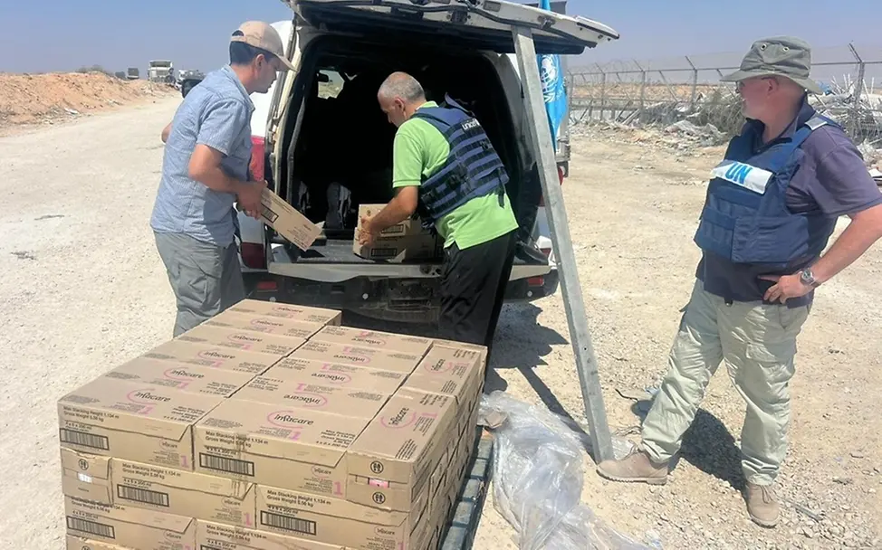 UNICEF-Team holt Hilfsladung mit Impfstoffen und Babymilch am Grenzübergang | © UNICEF/UNI838219/ Gaza Kinder: UNICEF-Team holt Hilfsladung mit Impfstoffen und Babymilch am Grenzübergang