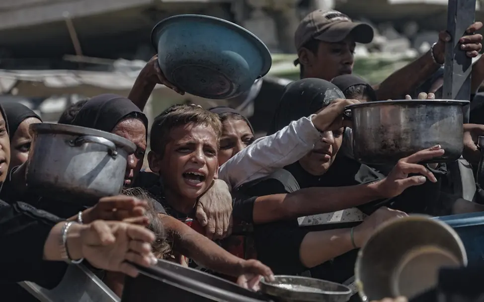 Kinder versuchen verzweifelt Essen zu bekommen. | © UNICEF/Nateel Kinder versuchen verzweifelt Essen zu bekommen.