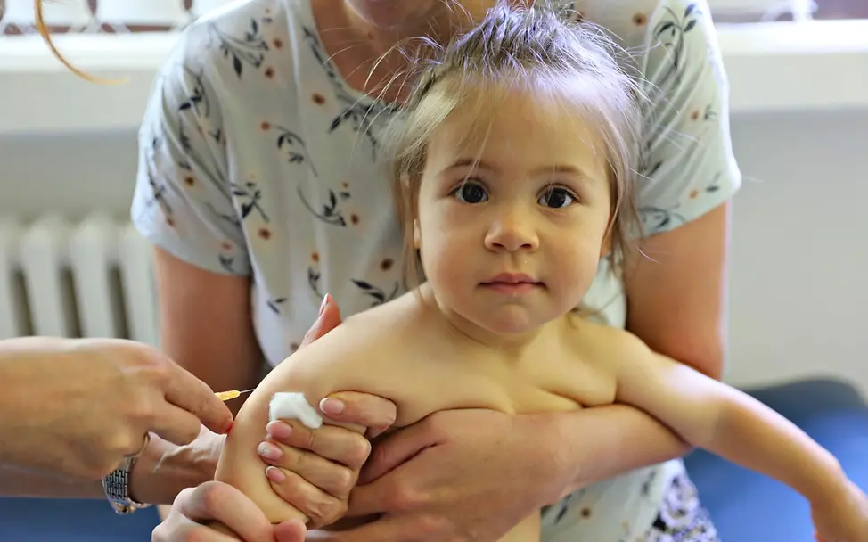 Ein kleines Mädchen erhält eine Impfung.