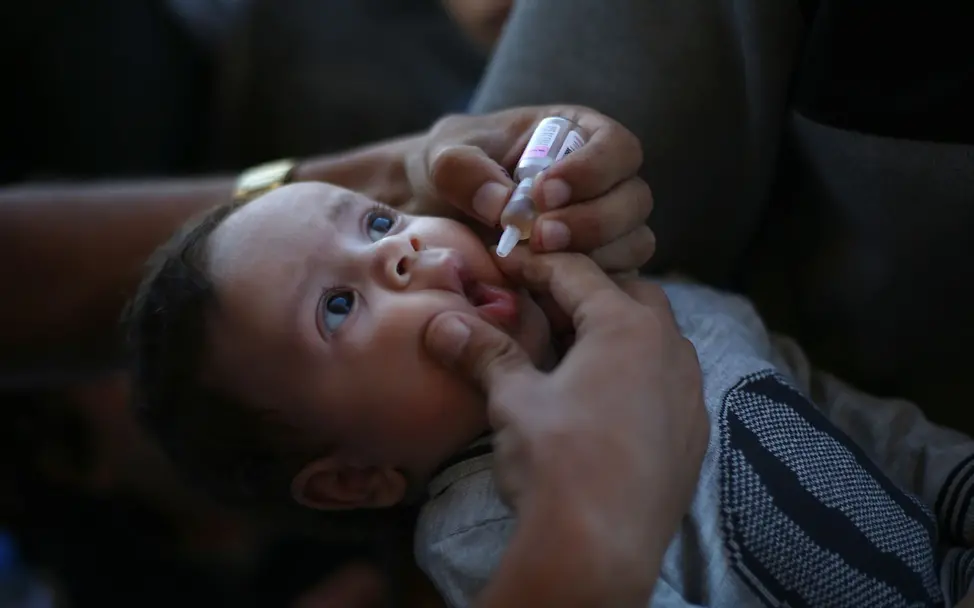 Ein Baby in Gaza erhält eine Polio-Impfung.
