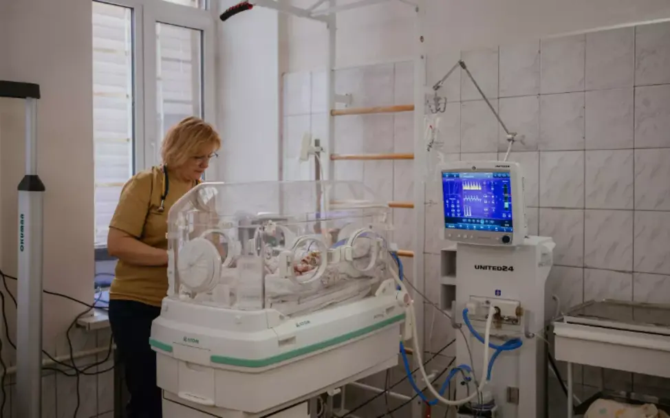 Die Medizinerin Alla auf der Intensivstation für Neugeborene in Charkiw. | © UNICEF Die Medizinerin Alla auf der Intensivstation für Neugeborene in Charkiw.