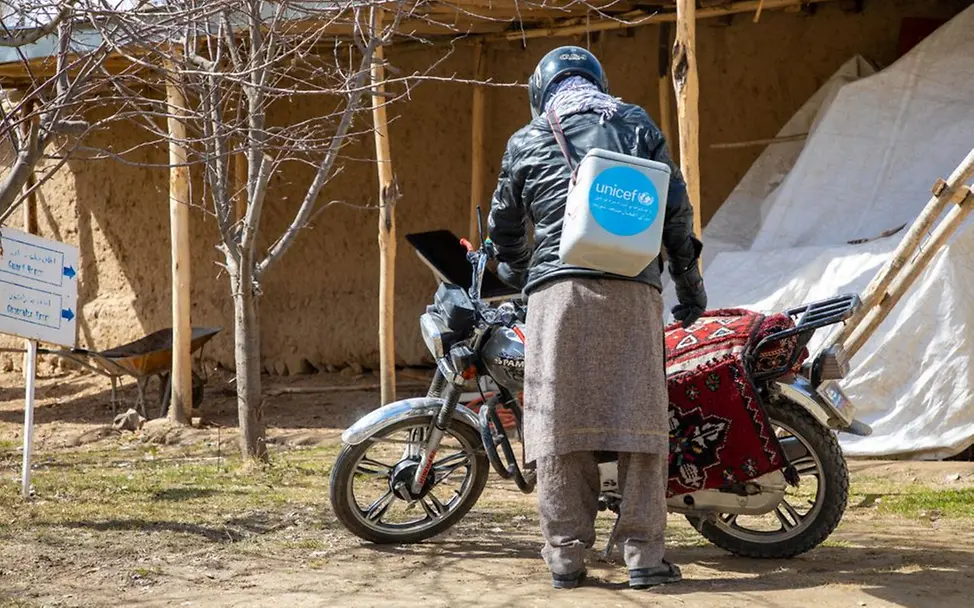 Ein UNICF-Impfhelfer macht sich auf den Weg, um Kinder mit Impfungen zu versorgen. | © UNICEF/Azizi Afghanistan: Ein mobiler Gesundheitshelfer sorgt für Impfungen.