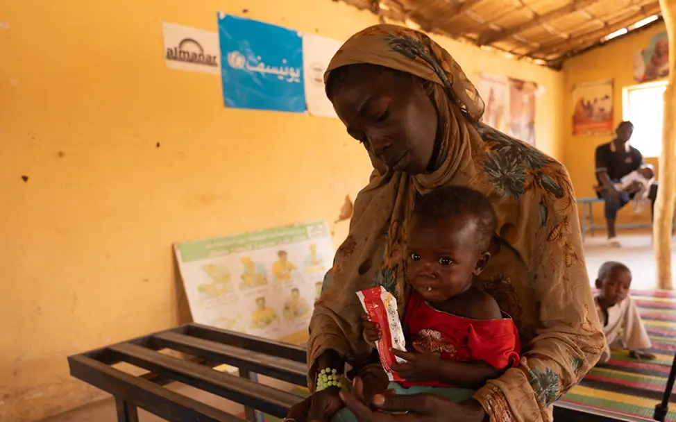 Hunderttausende Kinder im Sudan sind akut mangelernährt | UNICEF/Elfatih Hungersnot im Sudan: Die kleine Anhar wird mit Erdnusspaste gefüttert