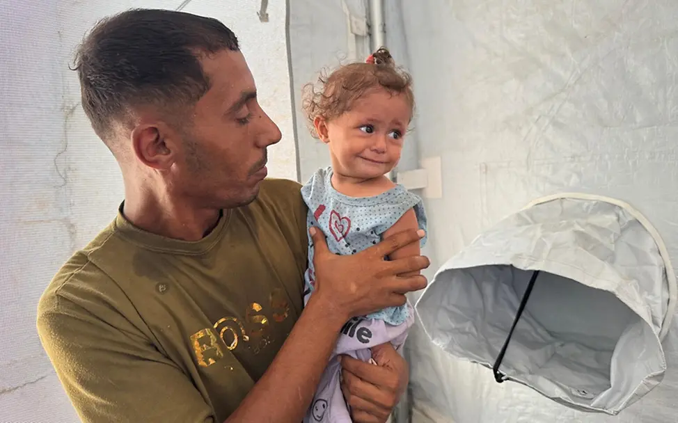 Vater Eyad mit seiner jüngsten Tochter Habiba | © UNICEF/Eleyan Gaza News: Kinder Hunger. Vater Eyad mit seiner jüngsten Tochter Habiba.