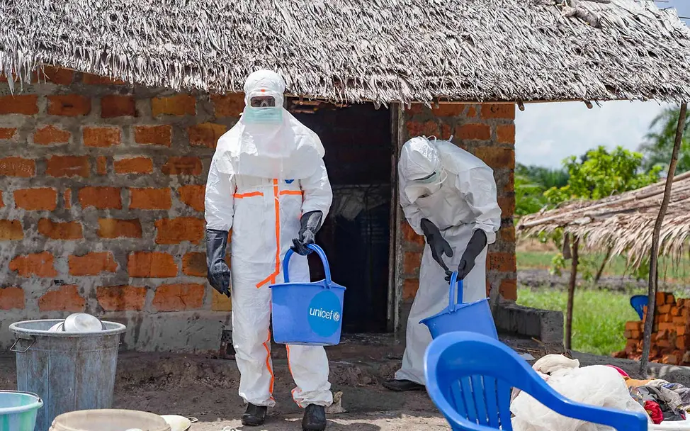 Ebolaausbruch eindämmen und Ansteckungen verhindern: Ein von UNICEF unterstütztes Team dekontaminiert ein Haus.