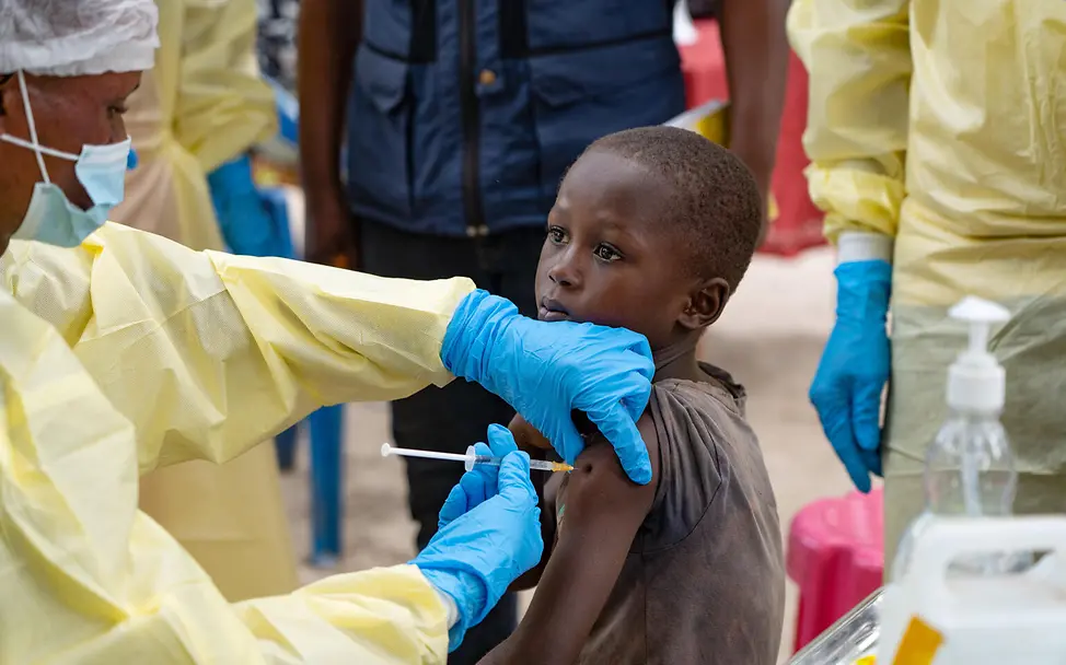 Ebolaimpfung: Ein Junge in einem Ebolagebiet wird gegen den gefährlichen Erreger geimpft. 