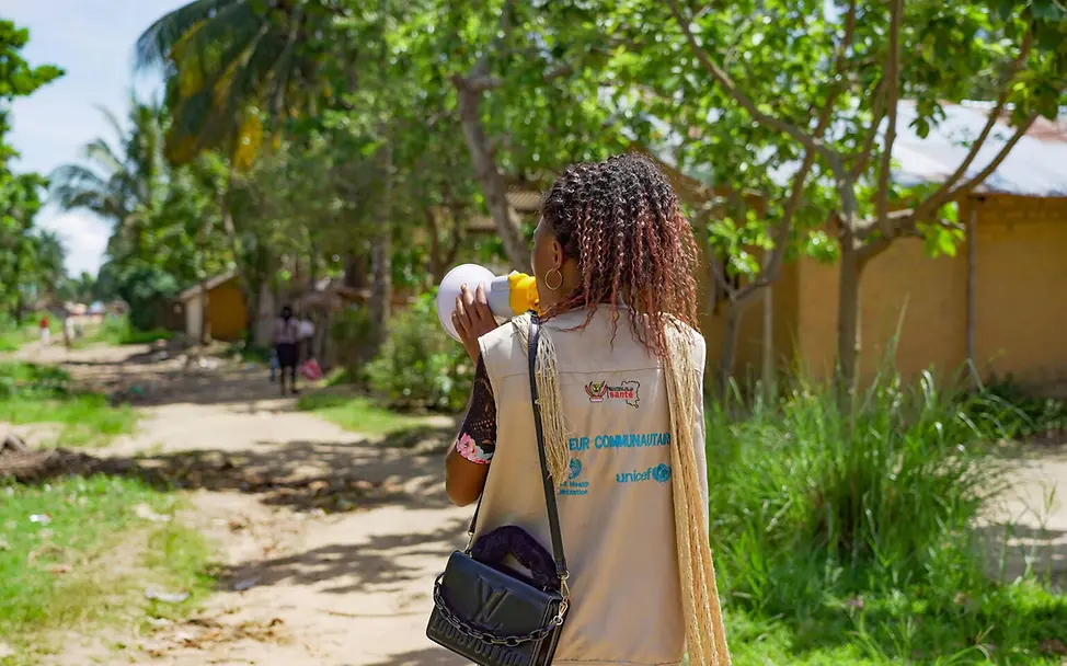 Ebola Aufklärung: Eine von UNICEF unterstützte Sozialarbeiterin macht per Megafon auf Ebola aufmerksam. 