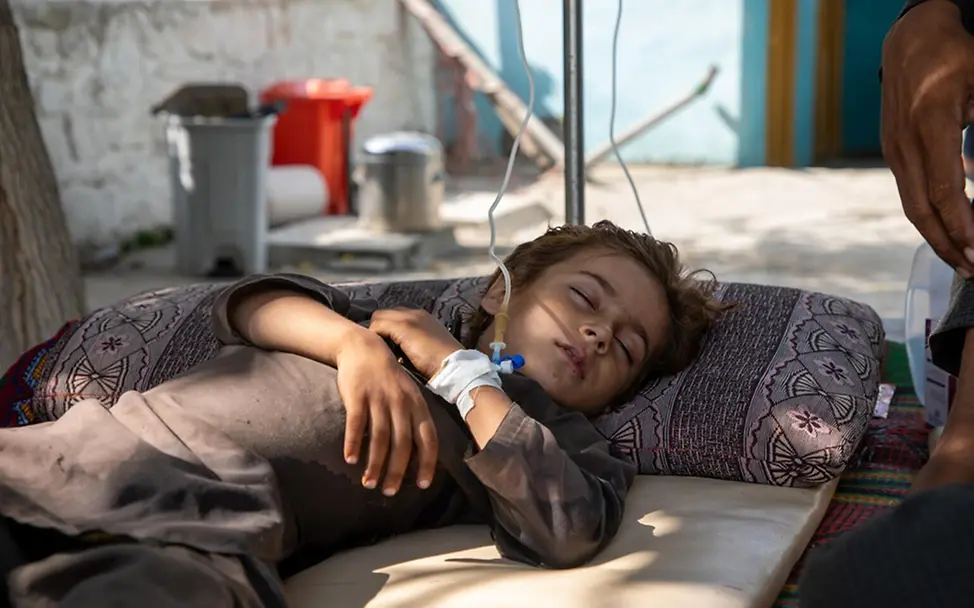 Ein verletztes Kind wird nach dem Erdbeben behandelt. | © UNICEF/Meerzad Afghanistan Erdbeben Kind