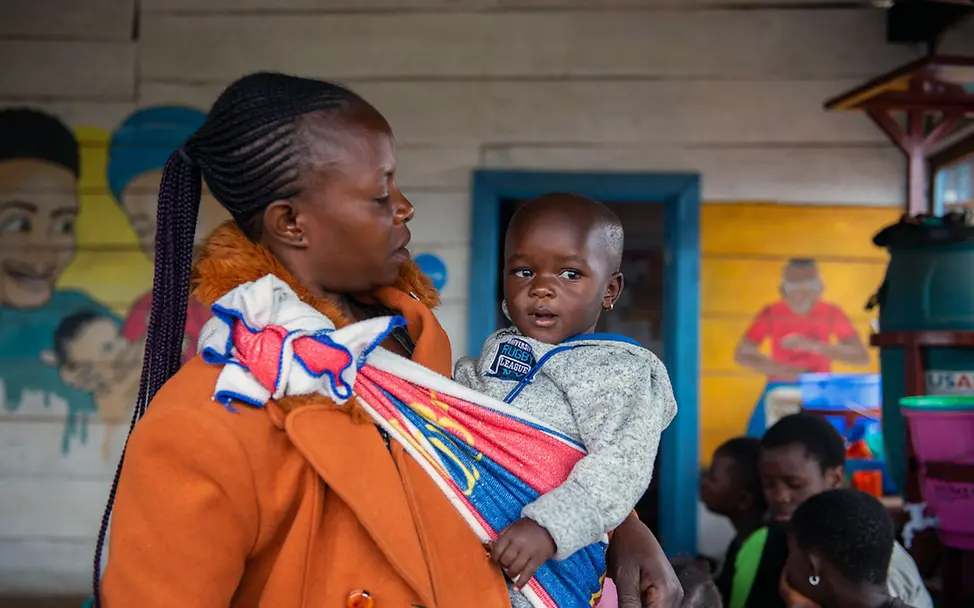 Ebola: Eine Ebolaüberlebende mit ihrem Baby, das sie adoptiert hat, nachdem dessen Mutter an Ebola gestorben war. 