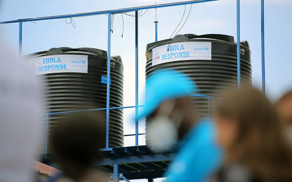 Ebola in Uganda: UNICEF unterstützt Ebolaregionen mit großen Wassertanks und anderen Hilfsgütern. 