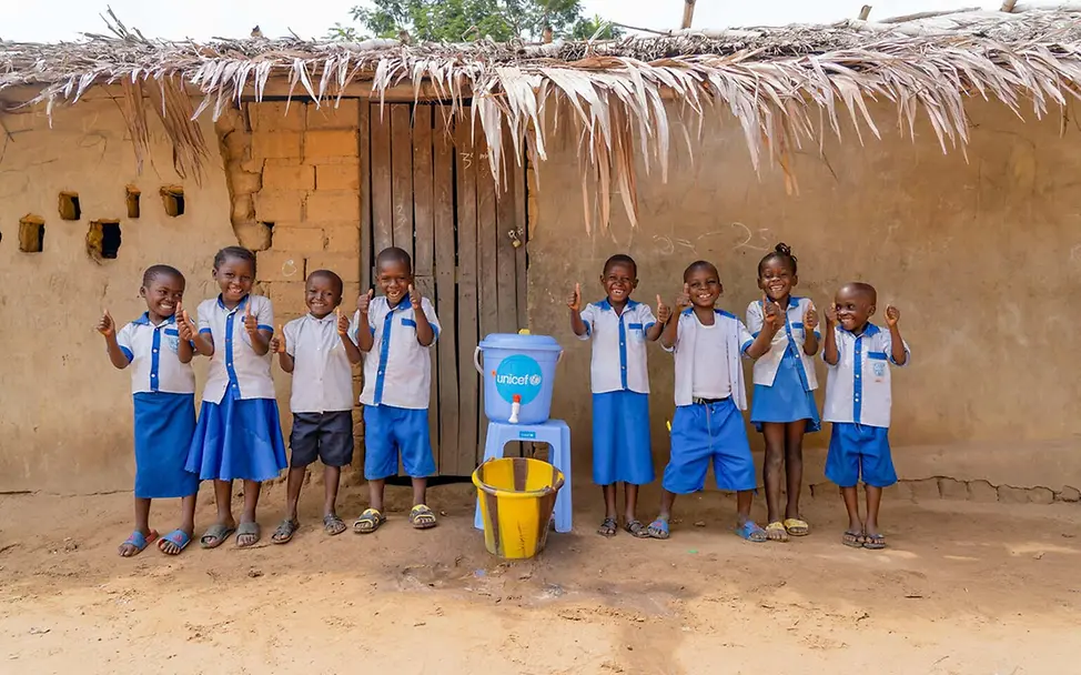 Ebola Kongo: Kinder stehen vor ihrer Grundschule neben einer von UNICEF installierten Handwaschstation.