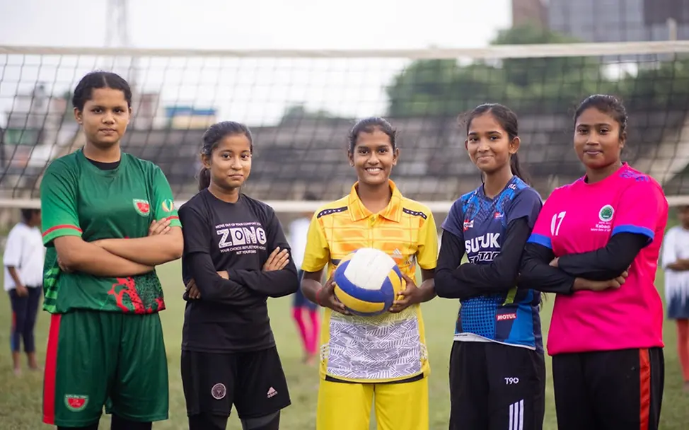 Ranie (15) spielt mit ihren Freundinnen Voleyball. | © UNICEF/Rasnat Kinderehehn: Sport für Empowerment und Respekt.