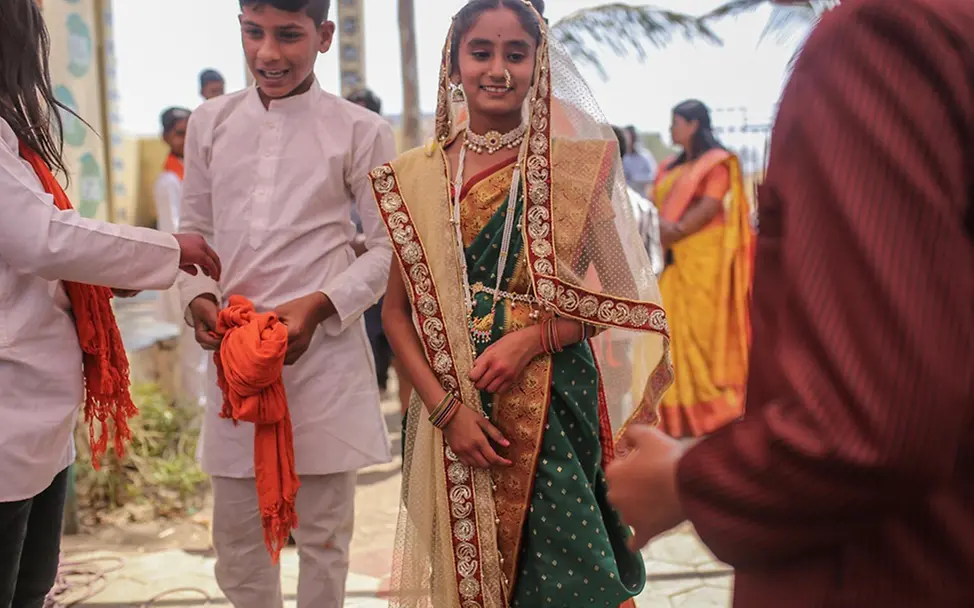 Kinder lernen in ihrer Gemeinde mehr über Gleichberechtigung und Respekt. | © UNICEF/Singh Kinderehe: Kinder lernen in ihrer Gemeinde über Gleichberechtigung.