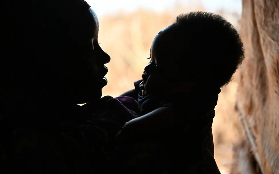 Loko mit ihrem Baby. | © UNICEF/Dejongh UNI630214
