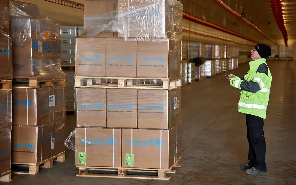 Ukraine Nothilfe: Ein Mitarbeiter in einem Warenlager checkt die Hilfsgüter-Bestände. | © UNICEF/Moskaliuk Hilfsgüter: Ein Mitarbeiter in einem Warenlager in der Ukraine checkt die Hilfsgüter-Bestände.