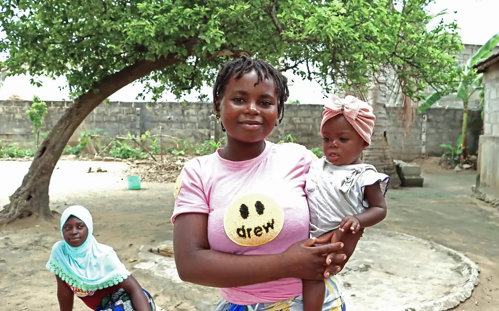 Junge Mutter hält ihr Baby in Mosambik.| © UNICEF/UNI735834/Gabriel Junge Mutter in Mosambik