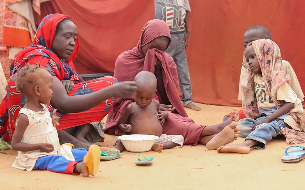 Viele Menschen sind vor der Gewalt in Darfur geflohen | UNICEF/UNICEF Darfur, Sudan: Mütter und Kinder sitzen in einer Sammelstelle