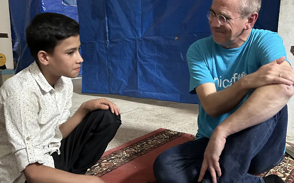 UNICEF-Geschäftsführer Christian Schneider im Gespräch mit Ibrahim, 13. Syrien/2025/Schneider