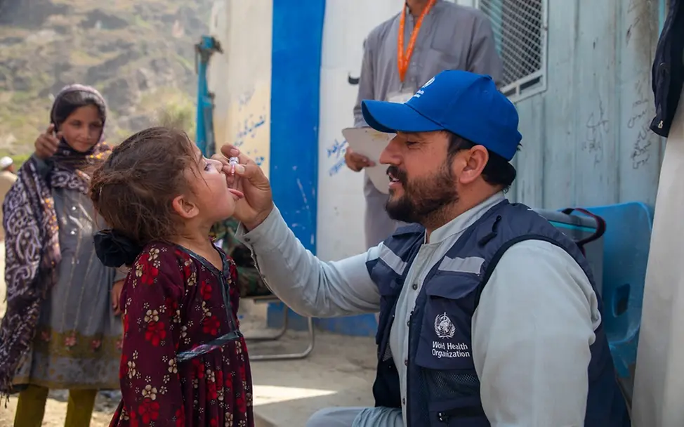 Schluckimpfung gegen Polio | UNICEF/Azizi Polio: Ein Mädchen bekommt eine orale Polioimpfung