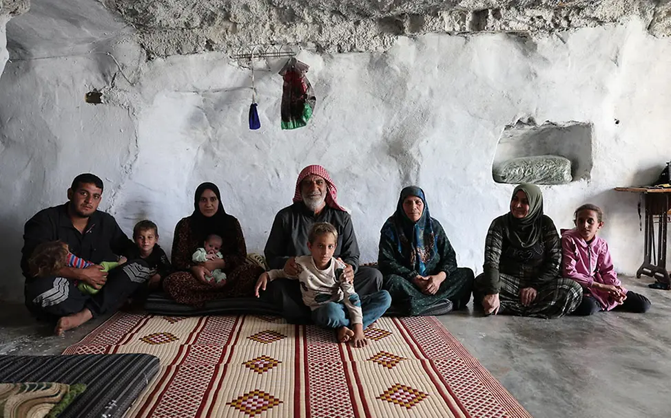 Syrien: Familie sitzt in einem selbstgebauten Bunker. | © UNICEF/Ashawi Syrien: Familie sitzt in einem selbstgebauten Bunker.