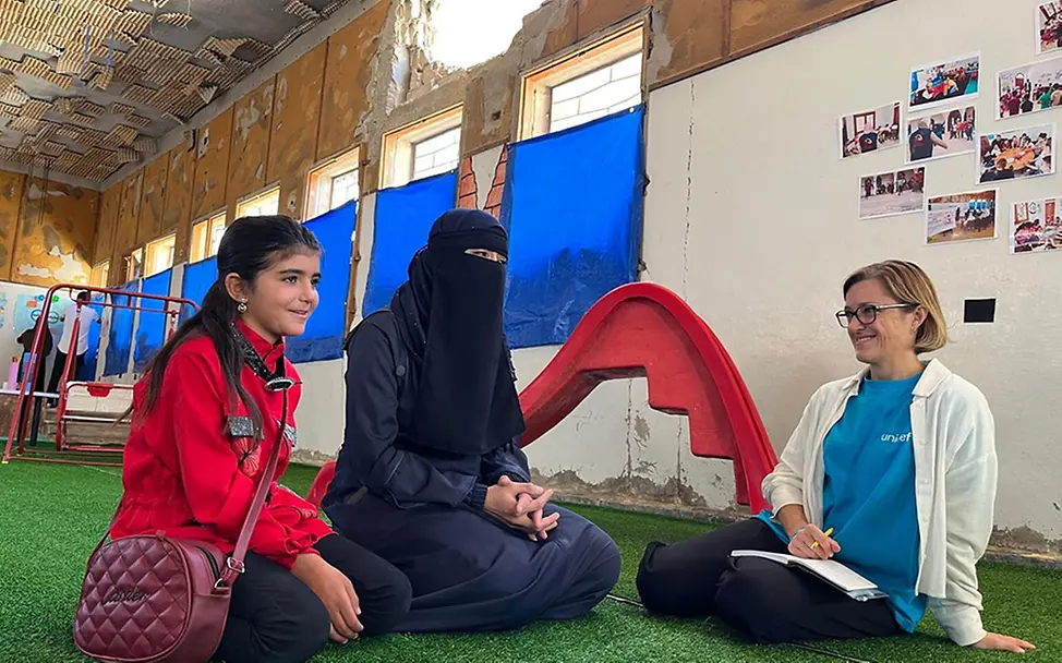 Syrien: Ninja redet mit Mutter und Tochter. | © UNICEF/Charbonneau Syrien: Ninja redet mit Mutter und Tochter.