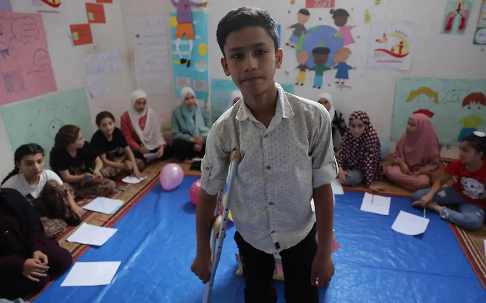 Syrien: Ein Junge mit einer Krücke. | © UNICEF/Ashawi Syrien: Ein Junge mit einer Krücke.