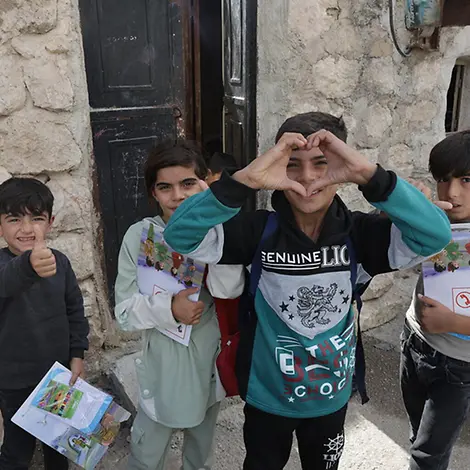 Syrien: Kinder vor einem Familienzentrum. | © UNICEF/Ashawi Syrien: Kinder brauchen in dem vom Krieg stark zerstörten Land weiter humanitäre Hilfe