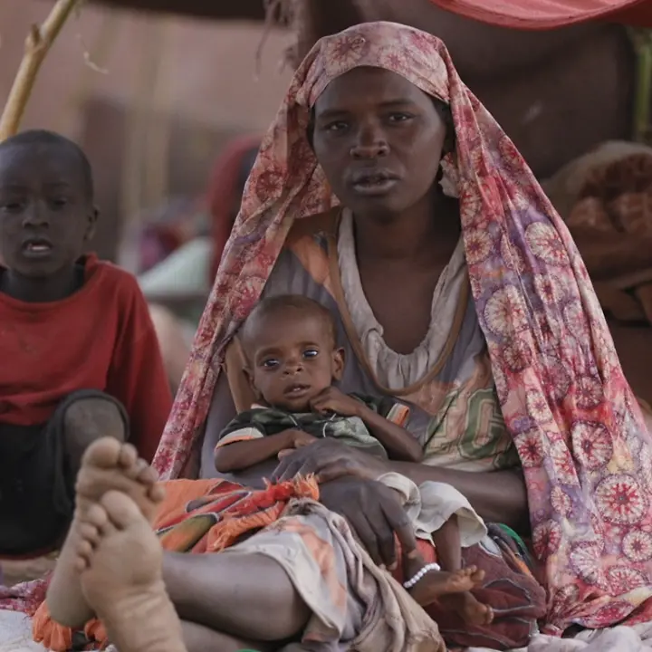 Millionen Menschen im Sudan sind auf der Flucht | UNICEF/Jamal Krieg im Sudan: Eine Mutter mit ihrem Sohn in einer Notunterkunft