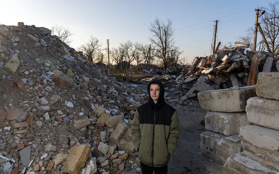 Zahlreiche Schulen in der Ukraine wurden zerstört oder beschädigt | UNICEF/Filippov Ukraine: Ein Junge steht in den Ruinen seiner Schule