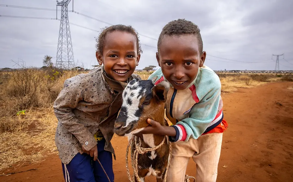 Deraras (links) Familie hatte durch die Dürre in Äthiopien ihr Vieh verloren. | © UNICEF/Pouget Kinder Klima Armut: Deraras (links) Familie hatte durch die Dürre in Äthiopien ihr Vieh verloren