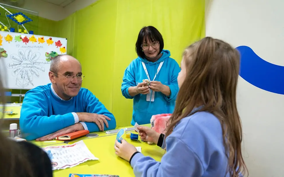 © UNICEF/UNI906132/Filippov | Christian Schneider bei einem Besuch in einem Lernzentrum. Christian Schneider bei einem Besuch in einem Lernzentrum.