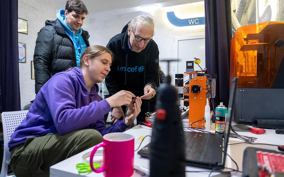 Georg Graf Waldersee spricht mit Roman (16) in einem Jugendzentrum. | © UNICEF/Filippov Georg Graf Waldersee spricht mit dem 16-jährigen Roman in einem Jugendzentrum in Chuhuiv.