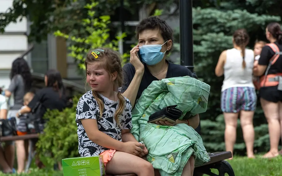 Dutzende Menschen wurden getötet oder verletzt | UNICEF/Filippov Kiew: Ein Mädchen sitzt weinend neben seiner Mutter