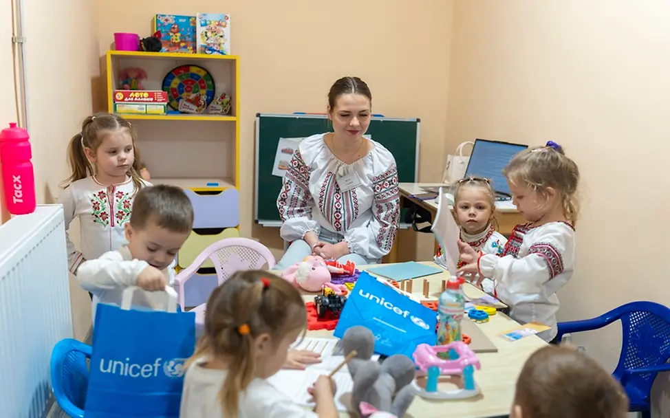 Diese Kinder können auch im neuen Kriegswinter sicher lernen | UNICEF/Filippov Ukraine: Kinder lernen in einem Klassenzimmer in einem Schutzraum