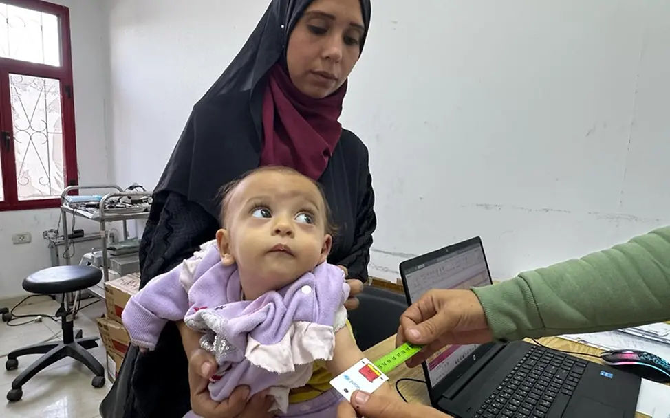 Im August stellte May fest, dass ihre zehn Monate alte Tochter Falastin mangelernährt ist. | © UNICEF/Eleyan Im August stellte May fest, dass ihre zehn Monate alte Tochter Falastin mangelernährt ist.