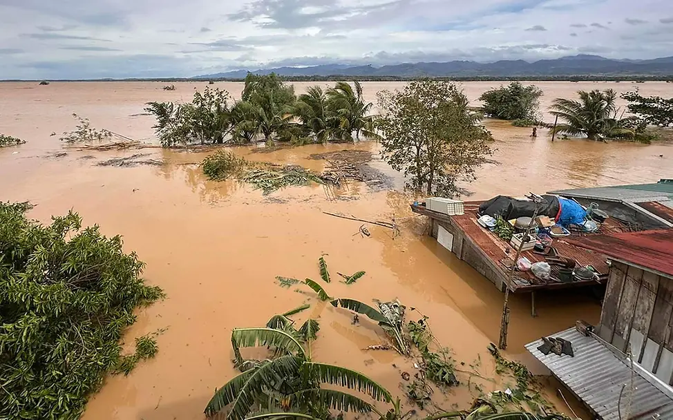 Monsun Nothilfe: Monsunregen und Taifune haben in Philippinen zu großflächigen Überschwemmungen geführt. 